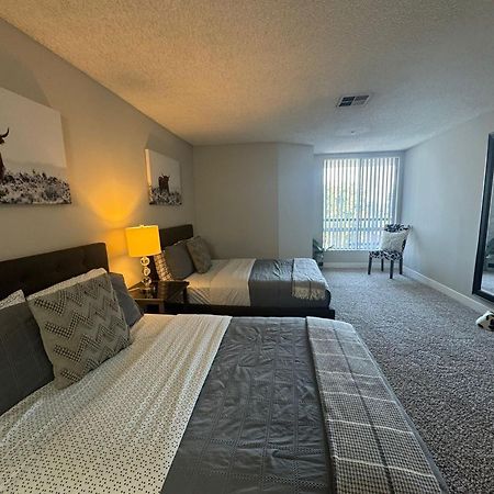 Incredible Two Bedroom Hollywood Apartments Free Parking Los Angeles Bagian luar foto