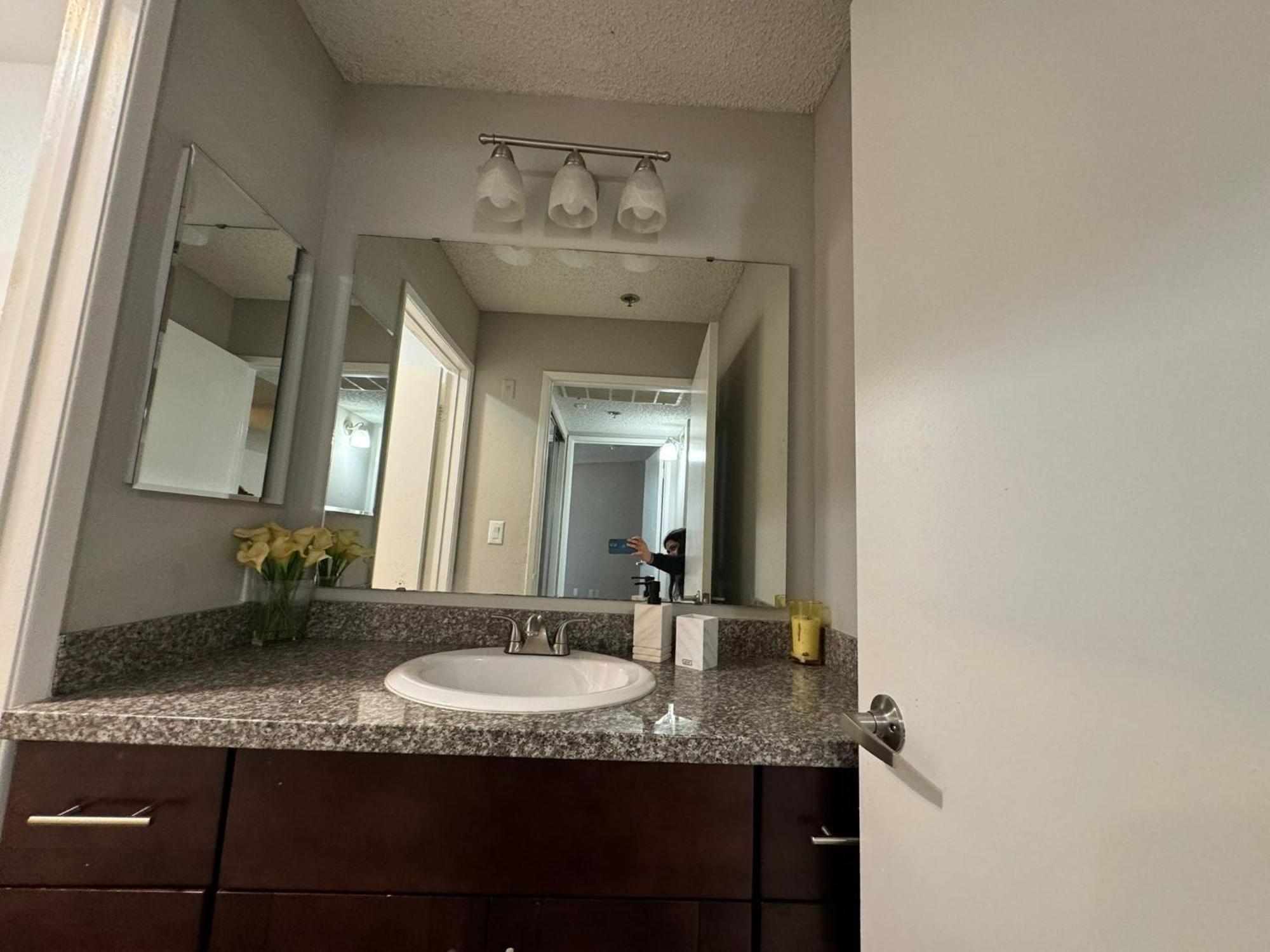 Incredible Two Bedroom Hollywood Apartments Free Parking Los Angeles Bagian luar foto