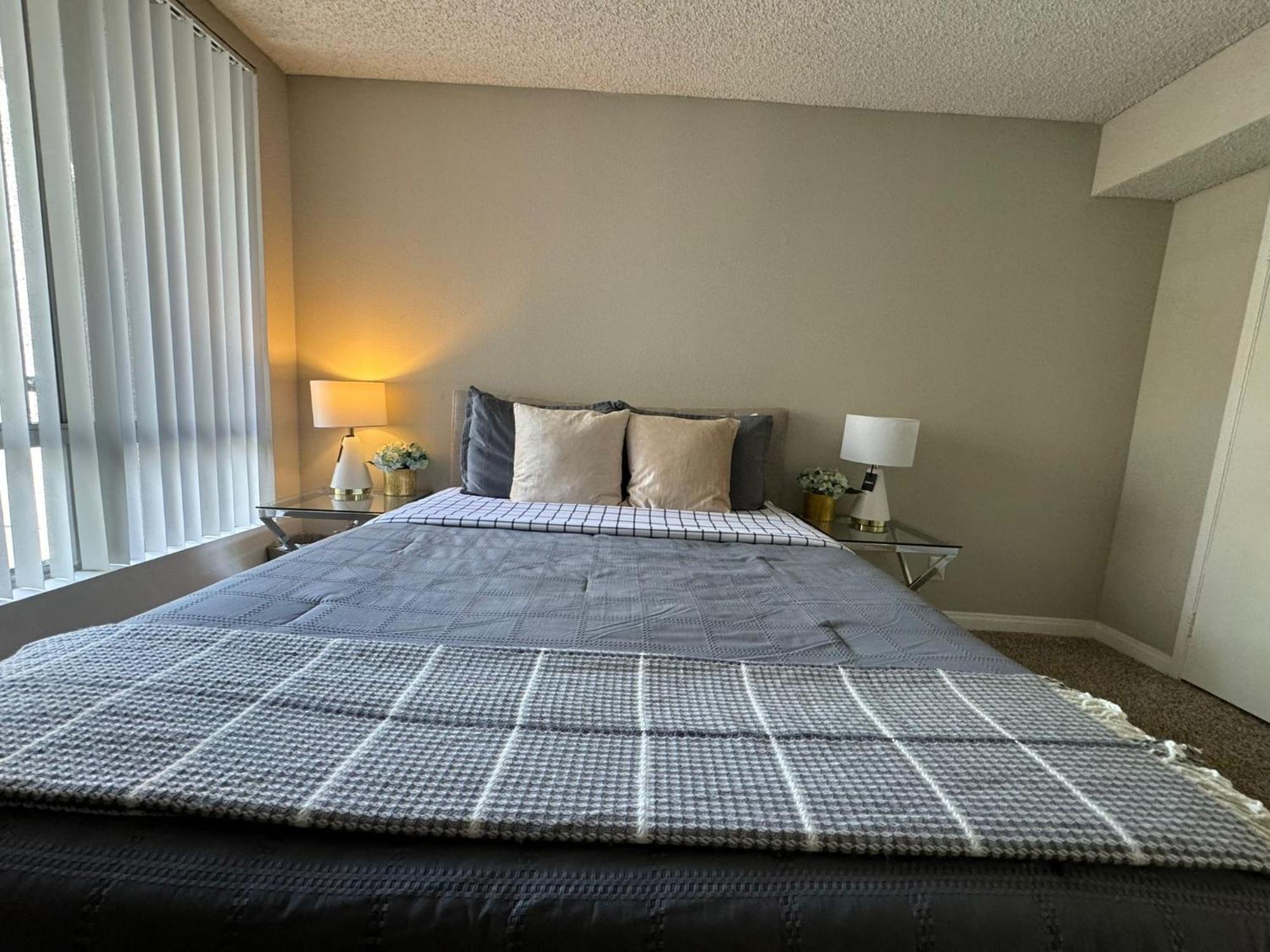 Incredible Two Bedroom Hollywood Apartments Free Parking Los Angeles Bagian luar foto