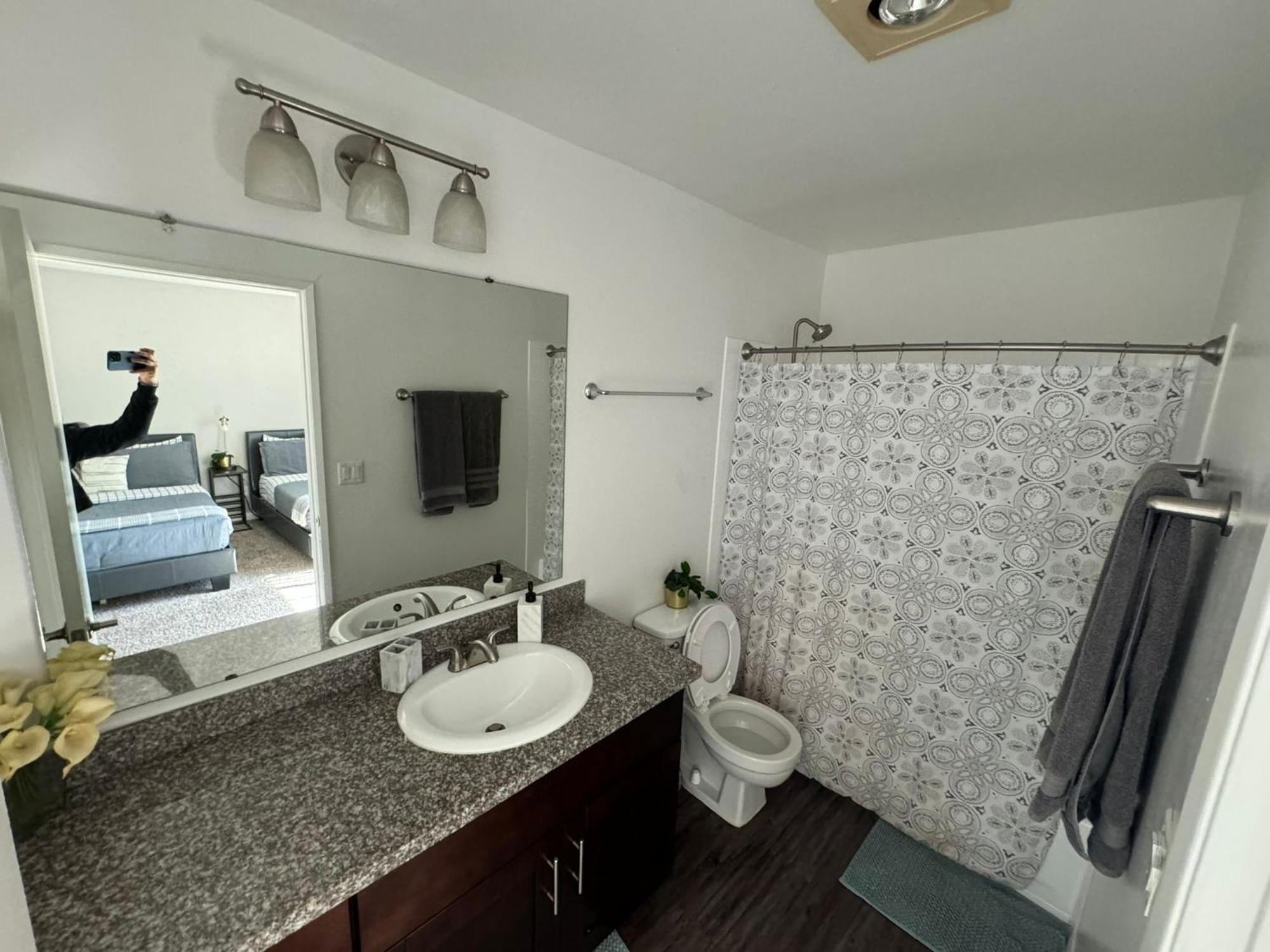 Incredible Two Bedroom Hollywood Apartments Free Parking Los Angeles Bagian luar foto