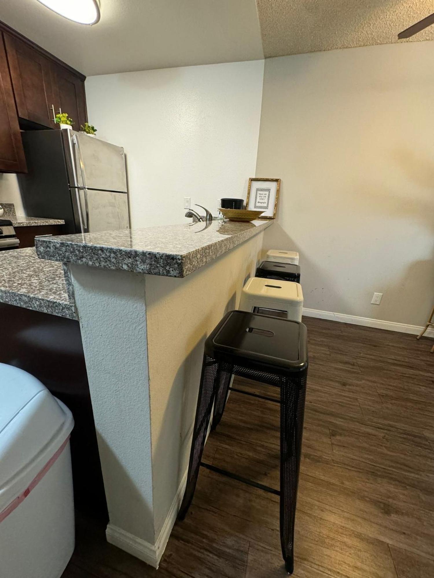 Incredible Two Bedroom Hollywood Apartments Free Parking Los Angeles Bagian luar foto