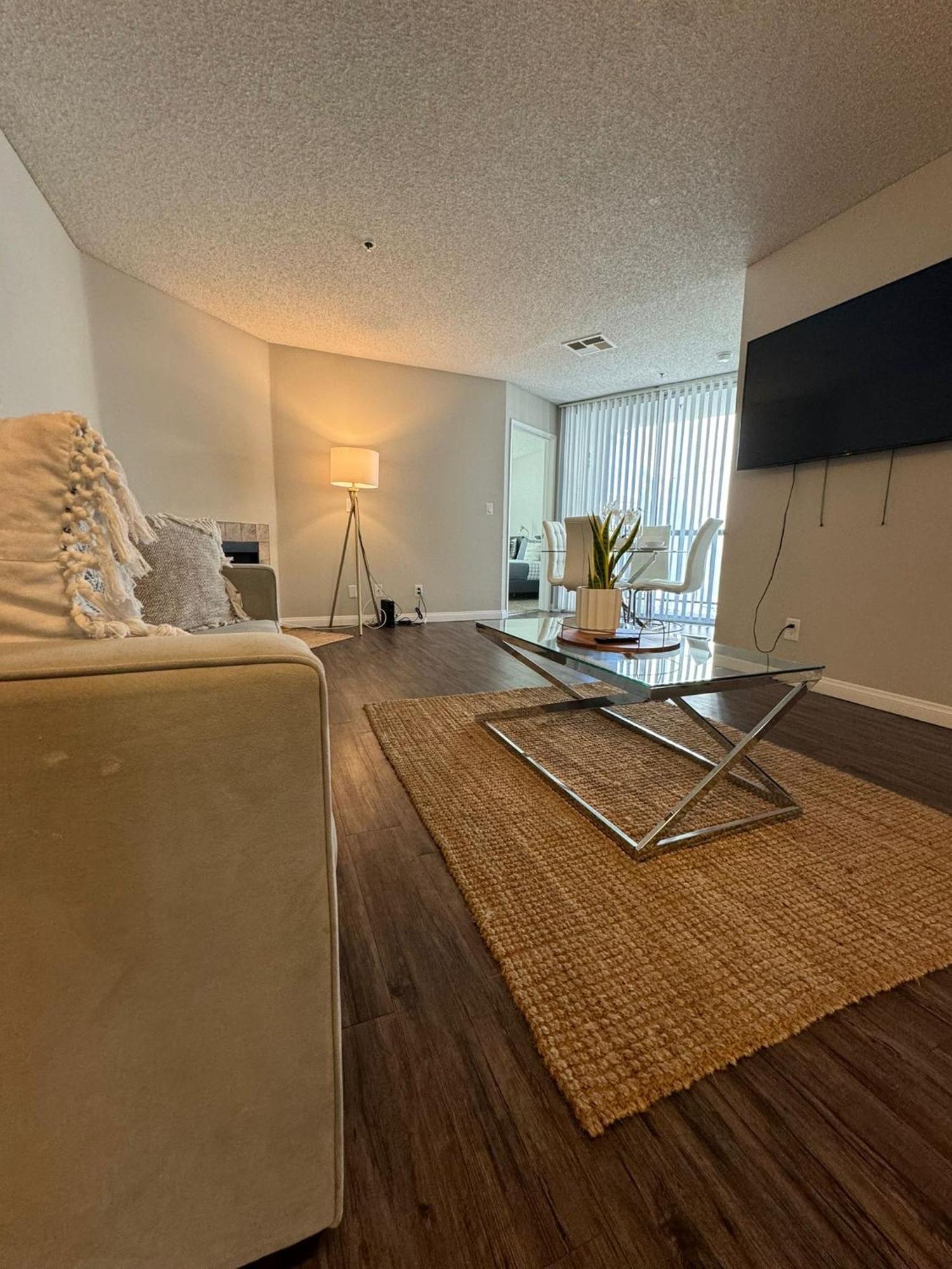 Incredible Two Bedroom Hollywood Apartments Free Parking Los Angeles Bagian luar foto