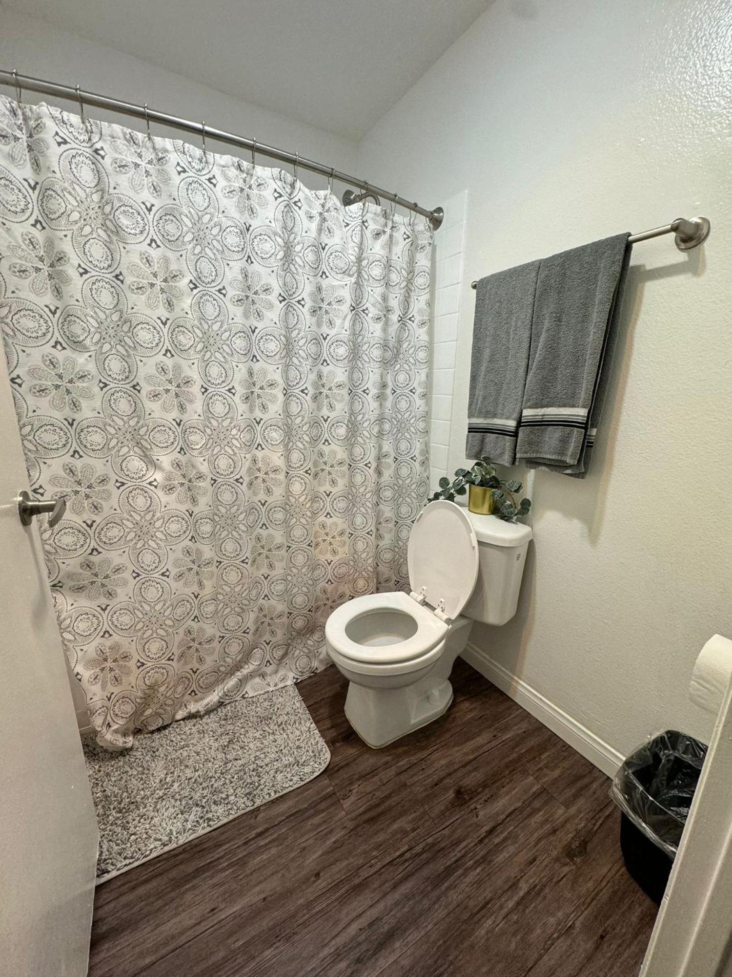 Incredible Two Bedroom Hollywood Apartments Free Parking Los Angeles Bagian luar foto