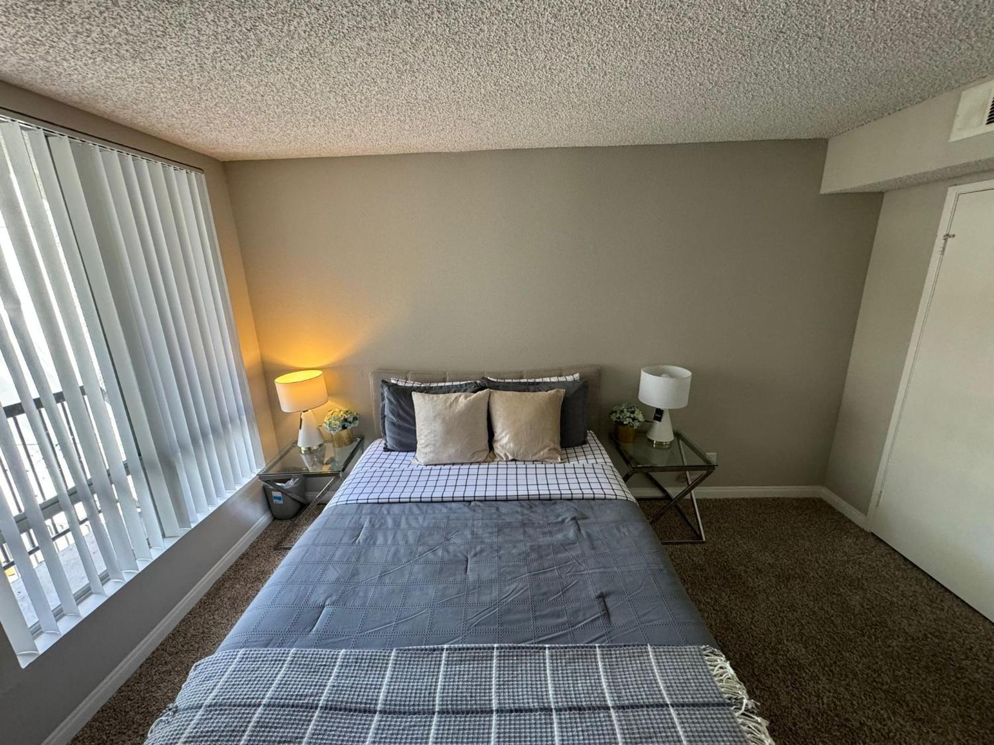 Incredible Two Bedroom Hollywood Apartments Free Parking Los Angeles Bagian luar foto