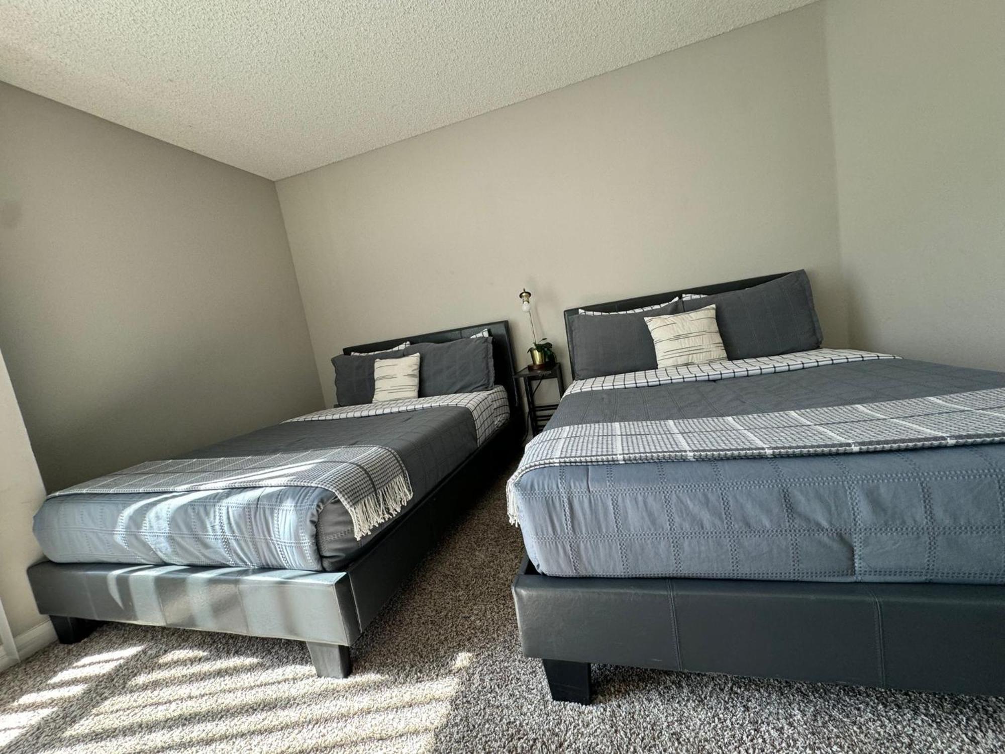 Incredible Two Bedroom Hollywood Apartments Free Parking Los Angeles Bagian luar foto