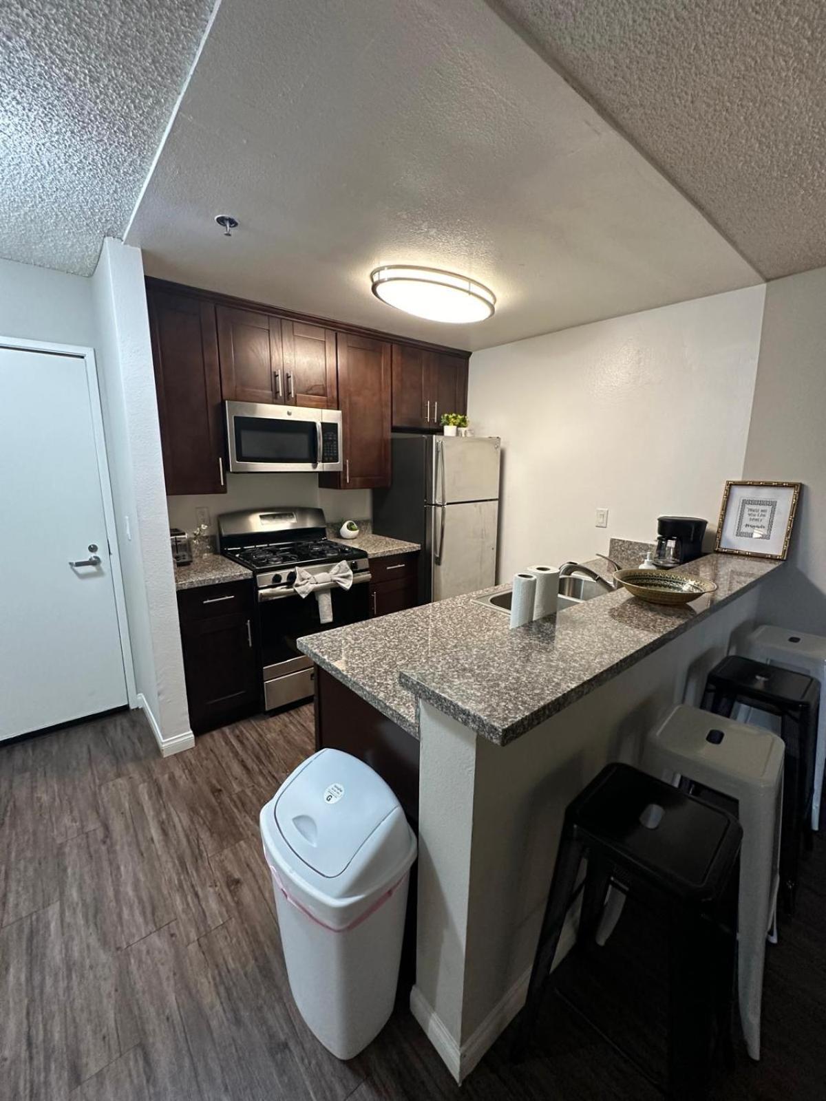 Incredible Two Bedroom Hollywood Apartments Free Parking Los Angeles Bagian luar foto