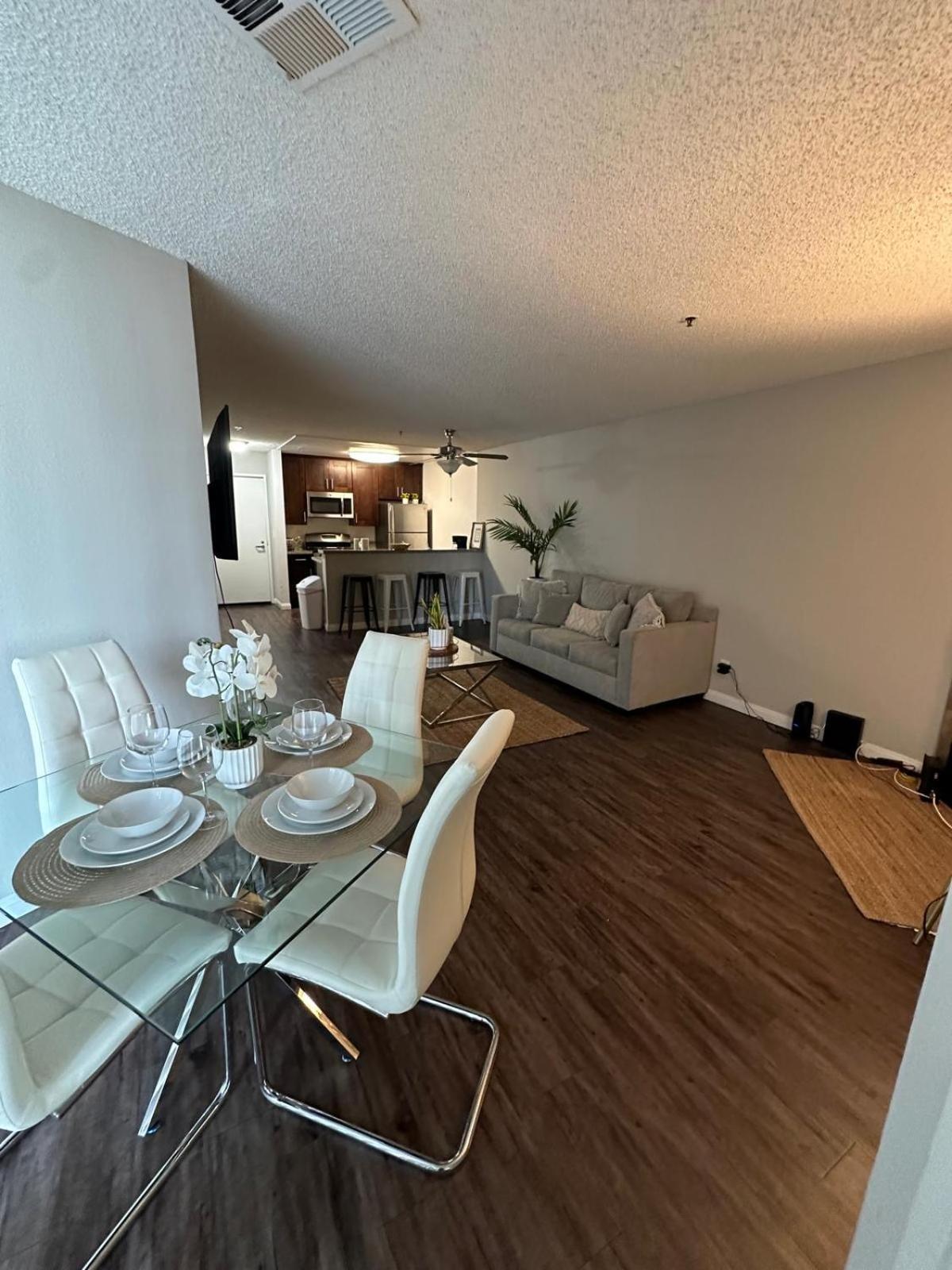 Incredible Two Bedroom Hollywood Apartments Free Parking Los Angeles Bagian luar foto