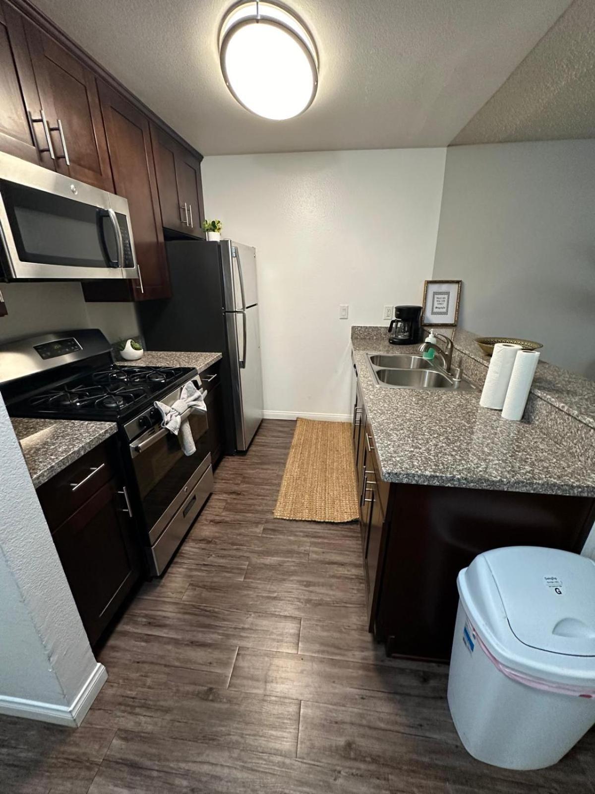 Incredible Two Bedroom Hollywood Apartments Free Parking Los Angeles Bagian luar foto