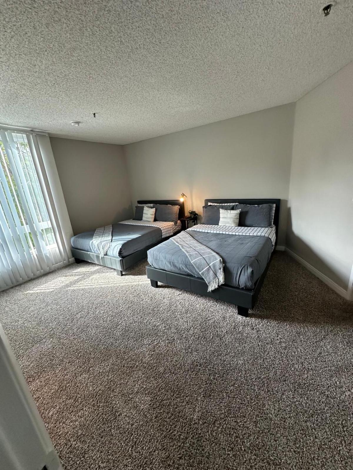 Incredible Two Bedroom Hollywood Apartments Free Parking Los Angeles Bagian luar foto