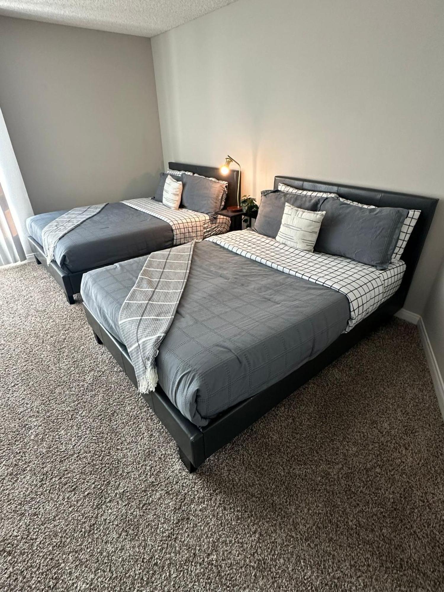 Incredible Two Bedroom Hollywood Apartments Free Parking Los Angeles Bagian luar foto