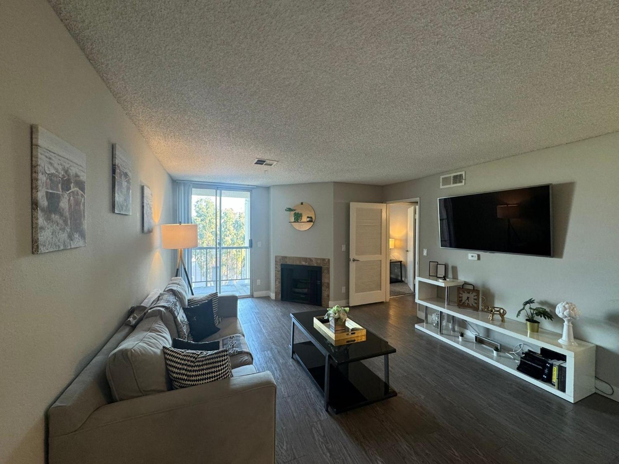 Incredible Two Bedroom Hollywood Apartments Free Parking Los Angeles Bagian luar foto