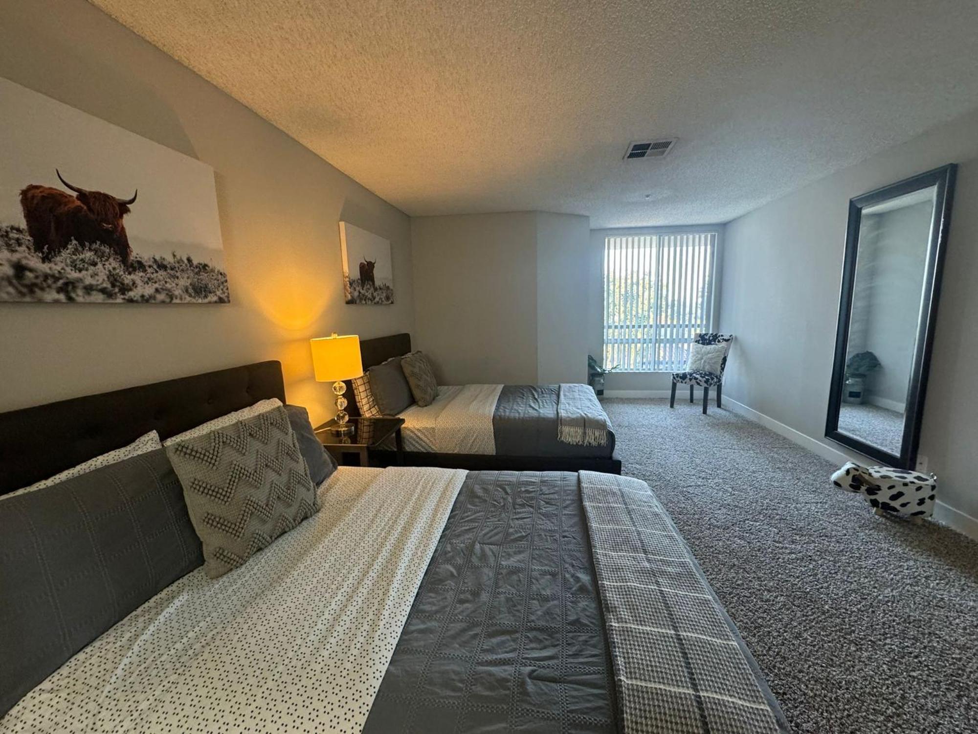 Incredible Two Bedroom Hollywood Apartments Free Parking Los Angeles Bagian luar foto