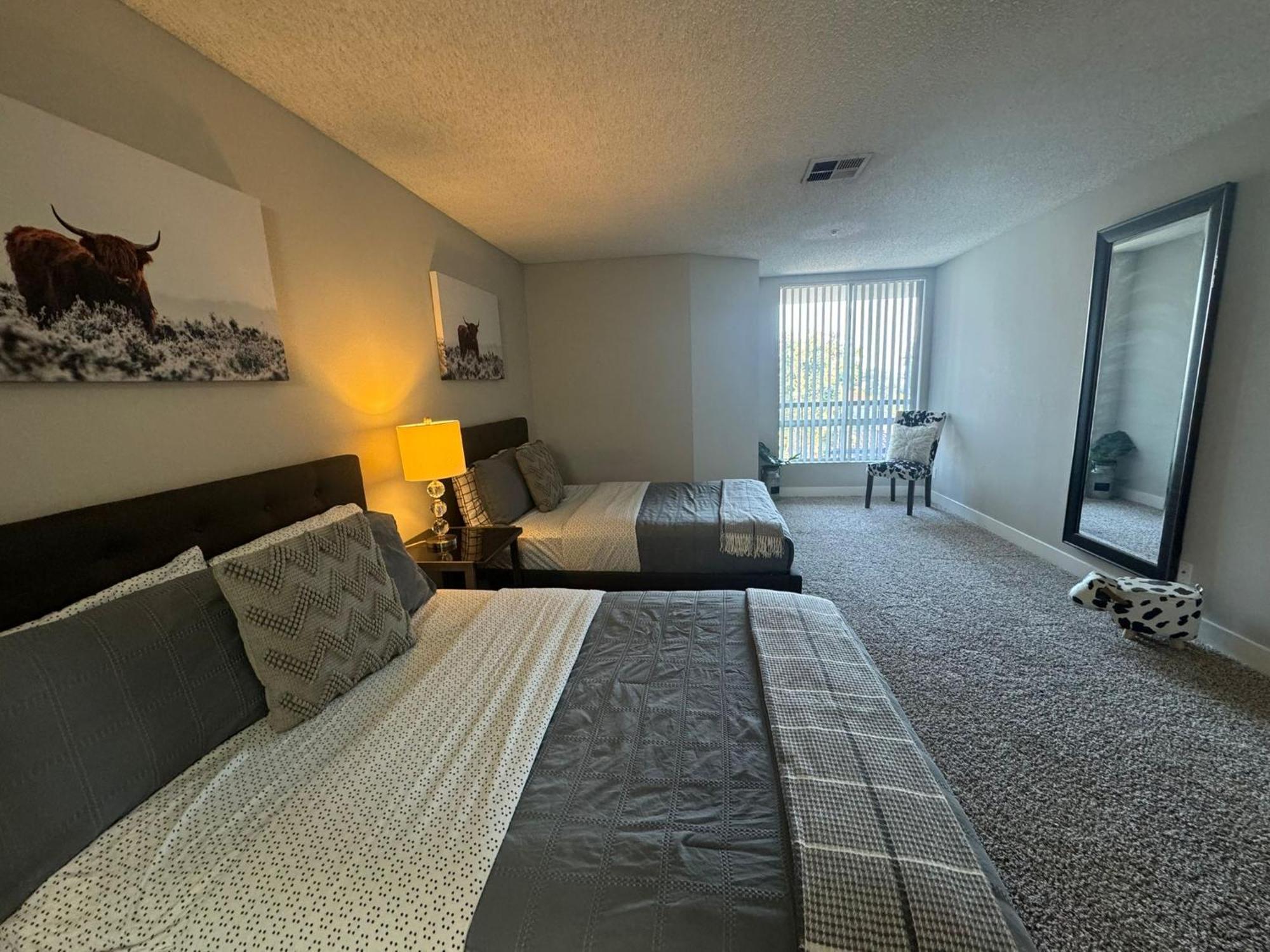 Incredible Two Bedroom Hollywood Apartments Free Parking Los Angeles Bagian luar foto