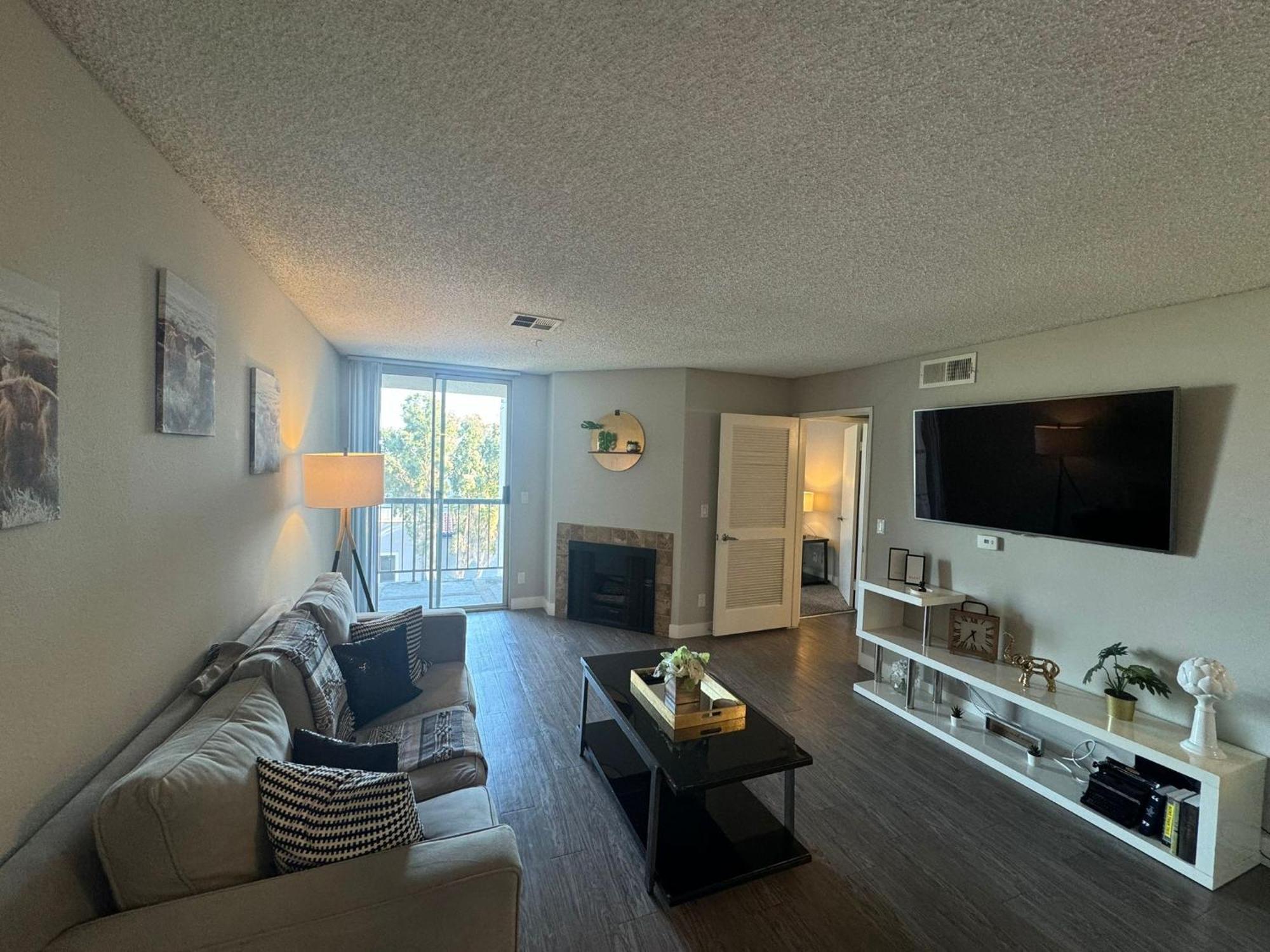 Incredible Two Bedroom Hollywood Apartments Free Parking Los Angeles Bagian luar foto