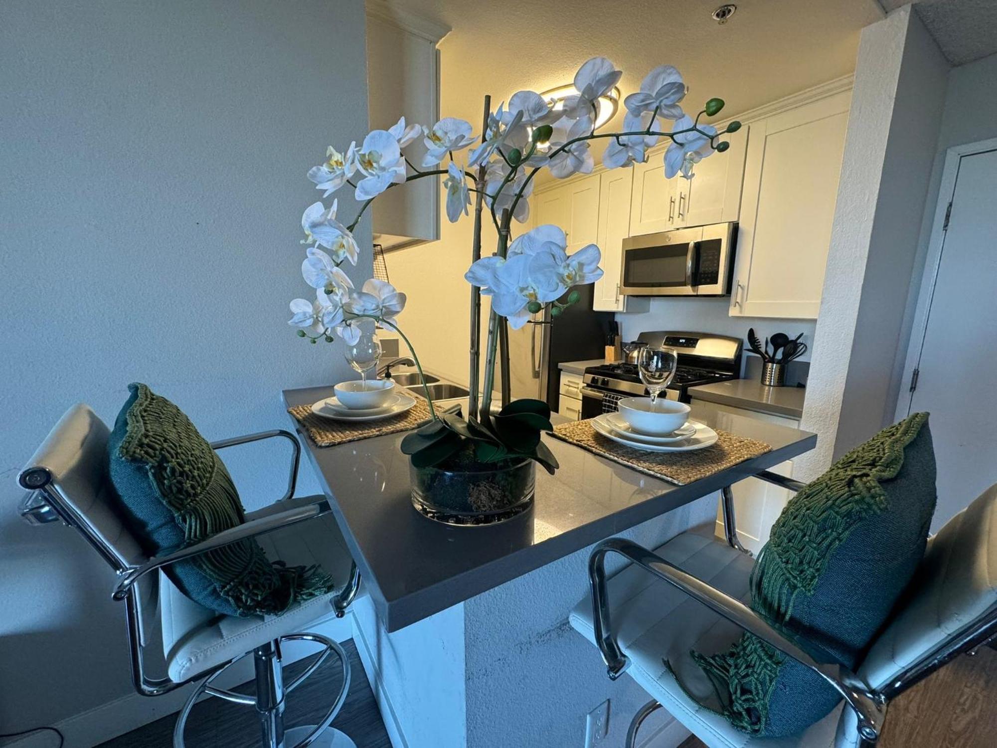 Incredible Two Bedroom Hollywood Apartments Free Parking Los Angeles Bagian luar foto