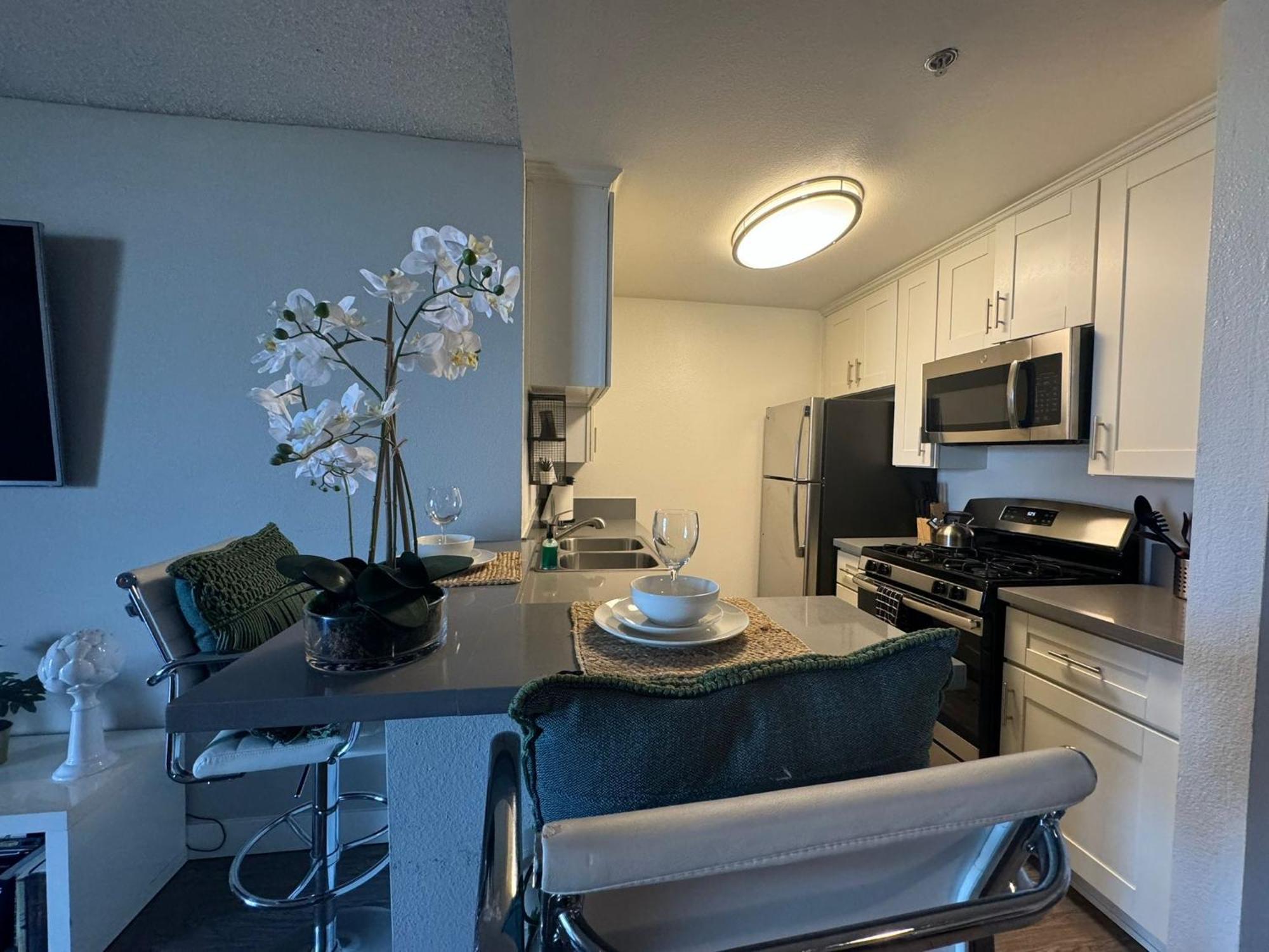 Incredible Two Bedroom Hollywood Apartments Free Parking Los Angeles Bagian luar foto