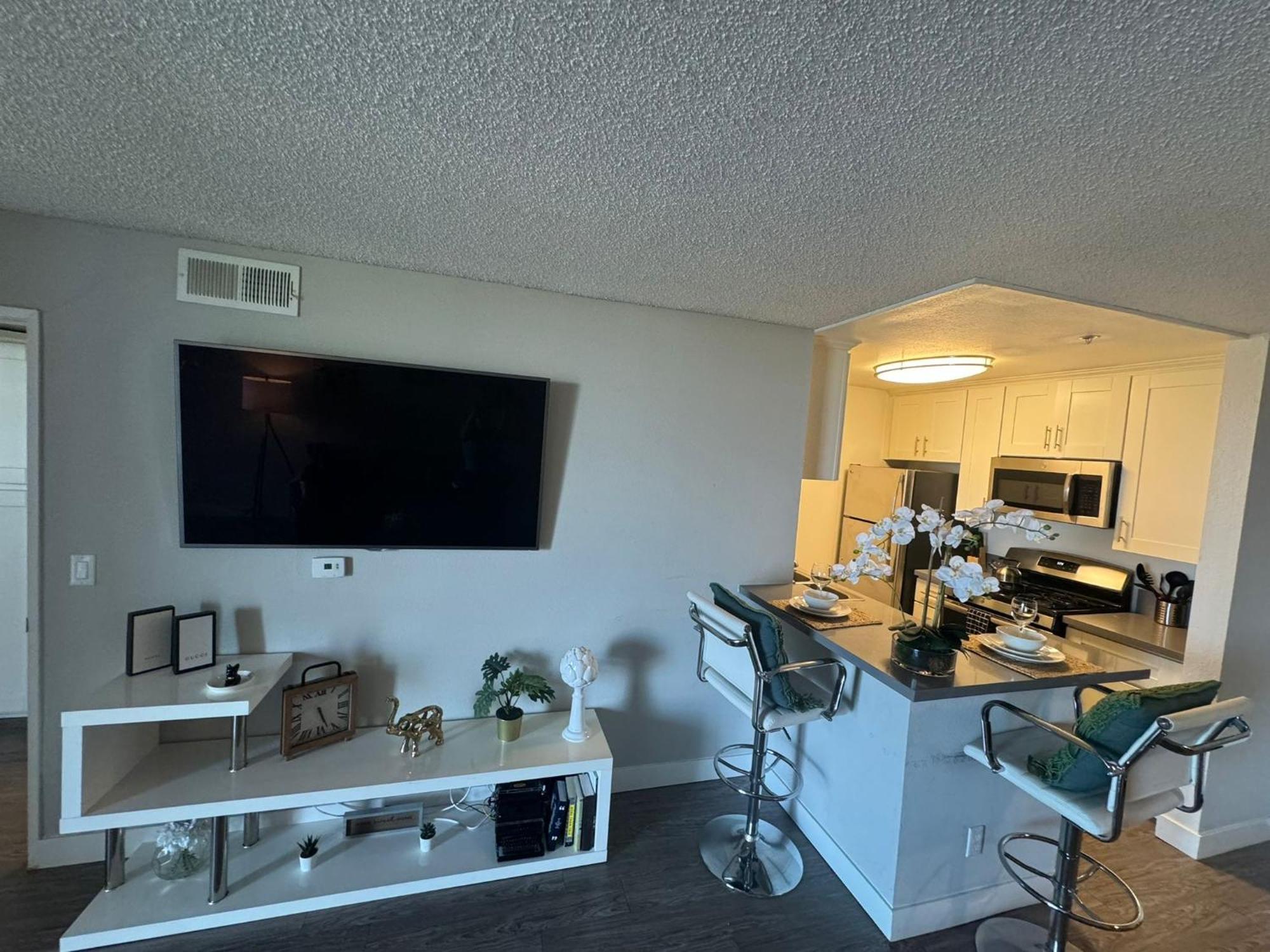 Incredible Two Bedroom Hollywood Apartments Free Parking Los Angeles Bagian luar foto