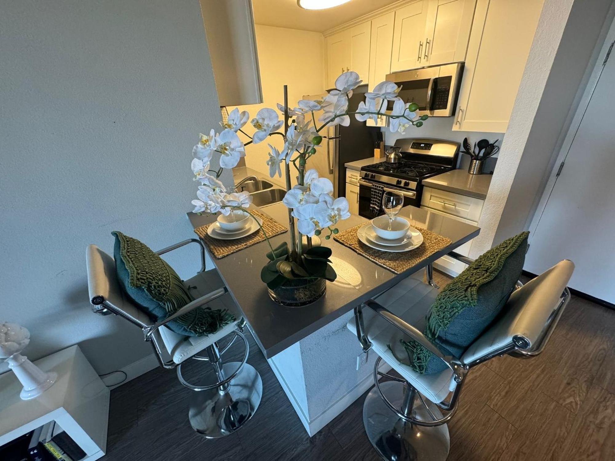 Incredible Two Bedroom Hollywood Apartments Free Parking Los Angeles Bagian luar foto