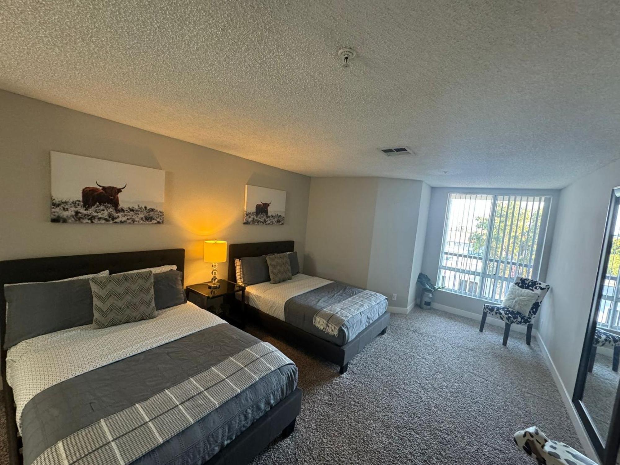 Incredible Two Bedroom Hollywood Apartments Free Parking Los Angeles Bagian luar foto