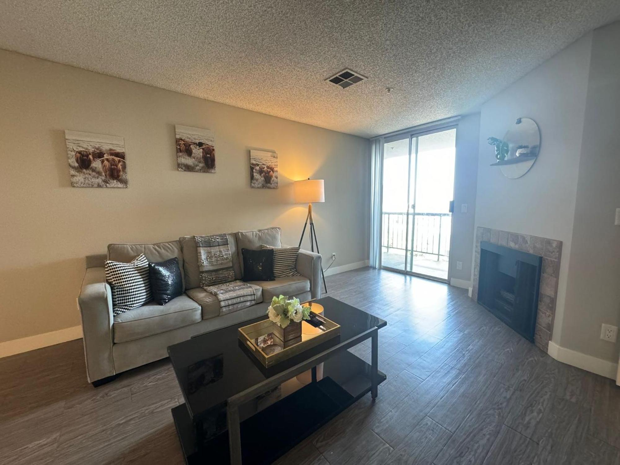 Incredible Two Bedroom Hollywood Apartments Free Parking Los Angeles Bagian luar foto