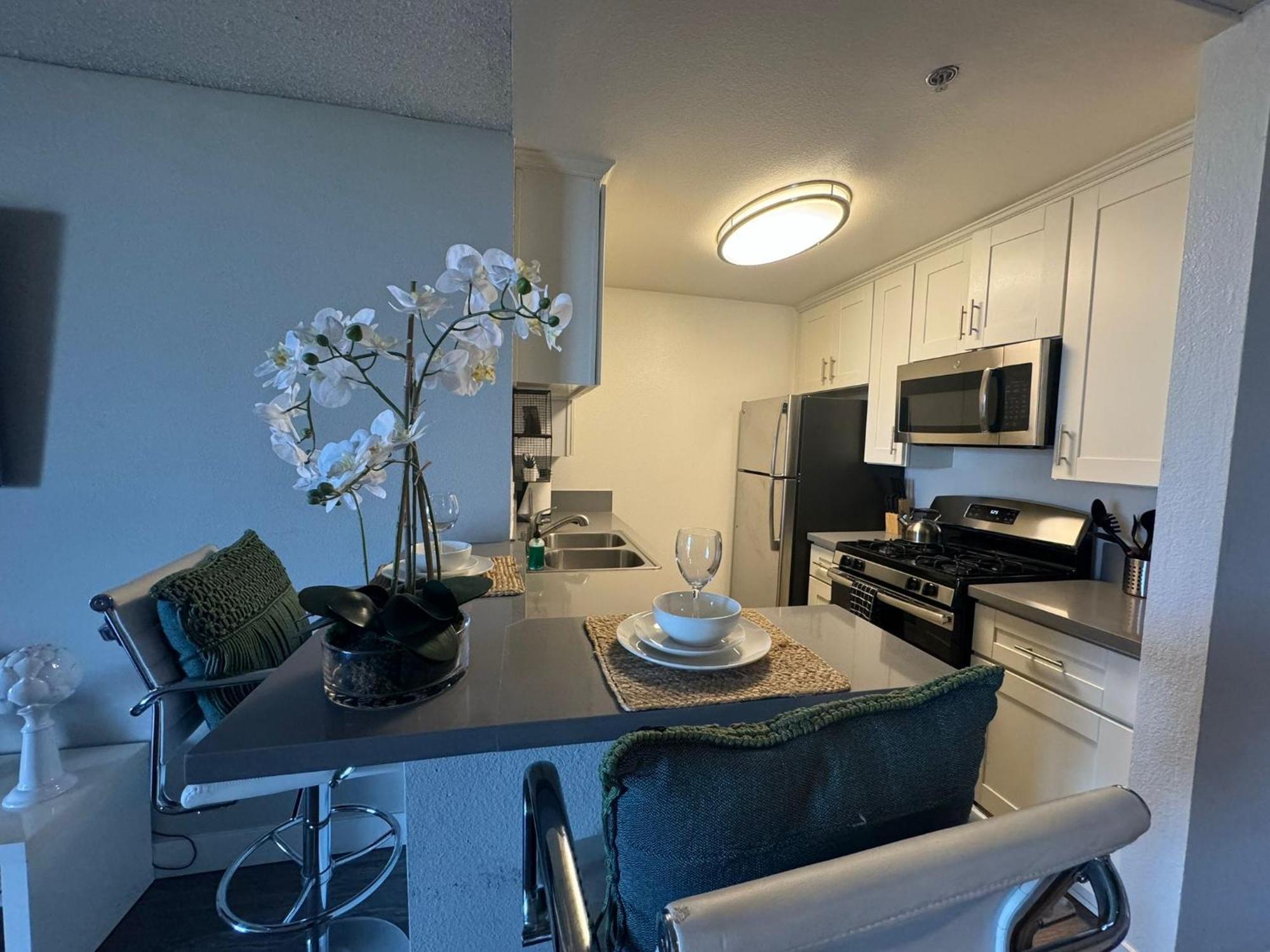 Incredible Two Bedroom Hollywood Apartments Free Parking Los Angeles Bagian luar foto