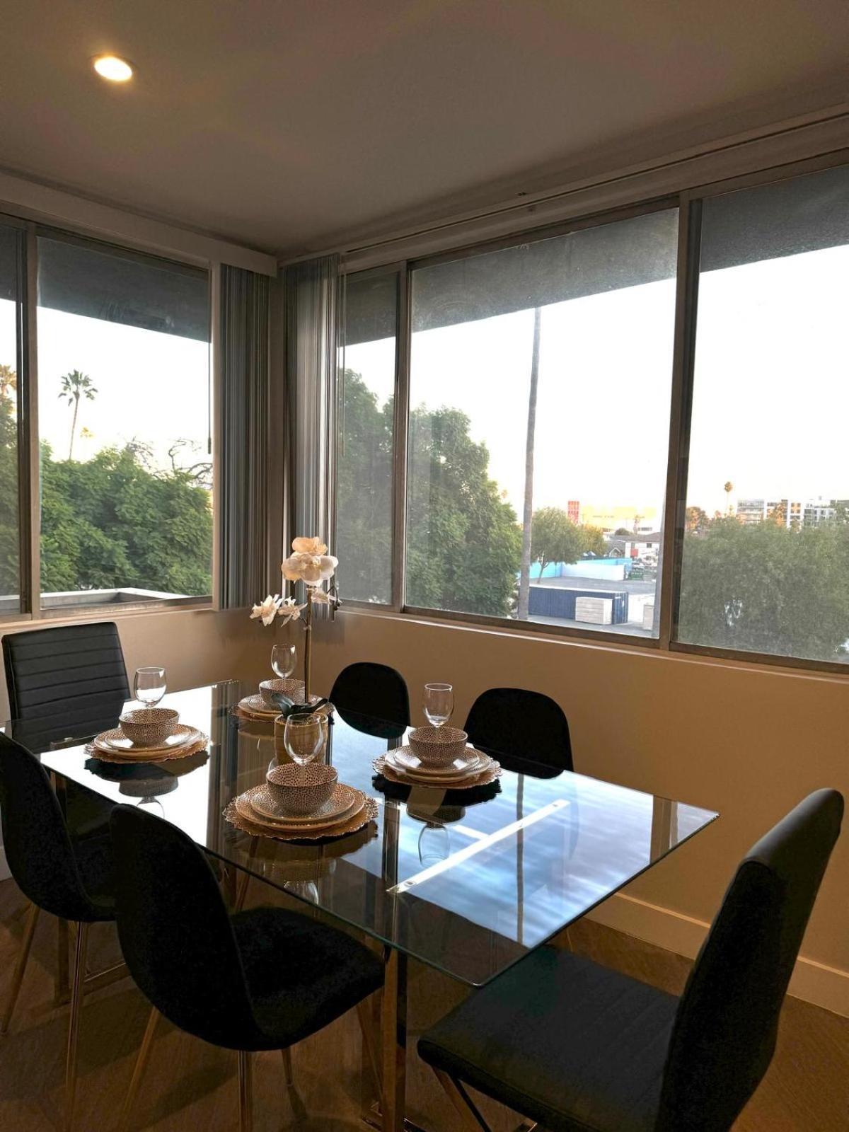 Incredible Two Bedroom Hollywood Apartments Free Parking Los Angeles Bagian luar foto