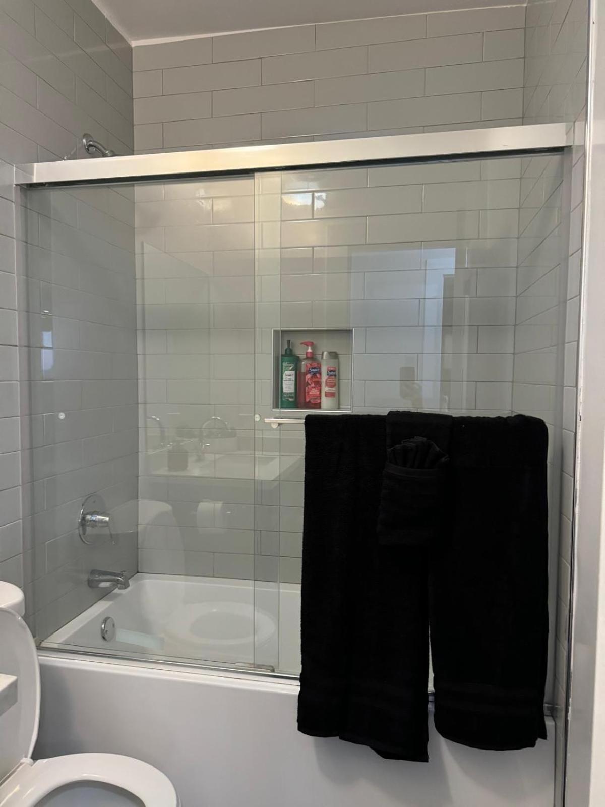 Incredible Two Bedroom Hollywood Apartments Free Parking Los Angeles Bagian luar foto