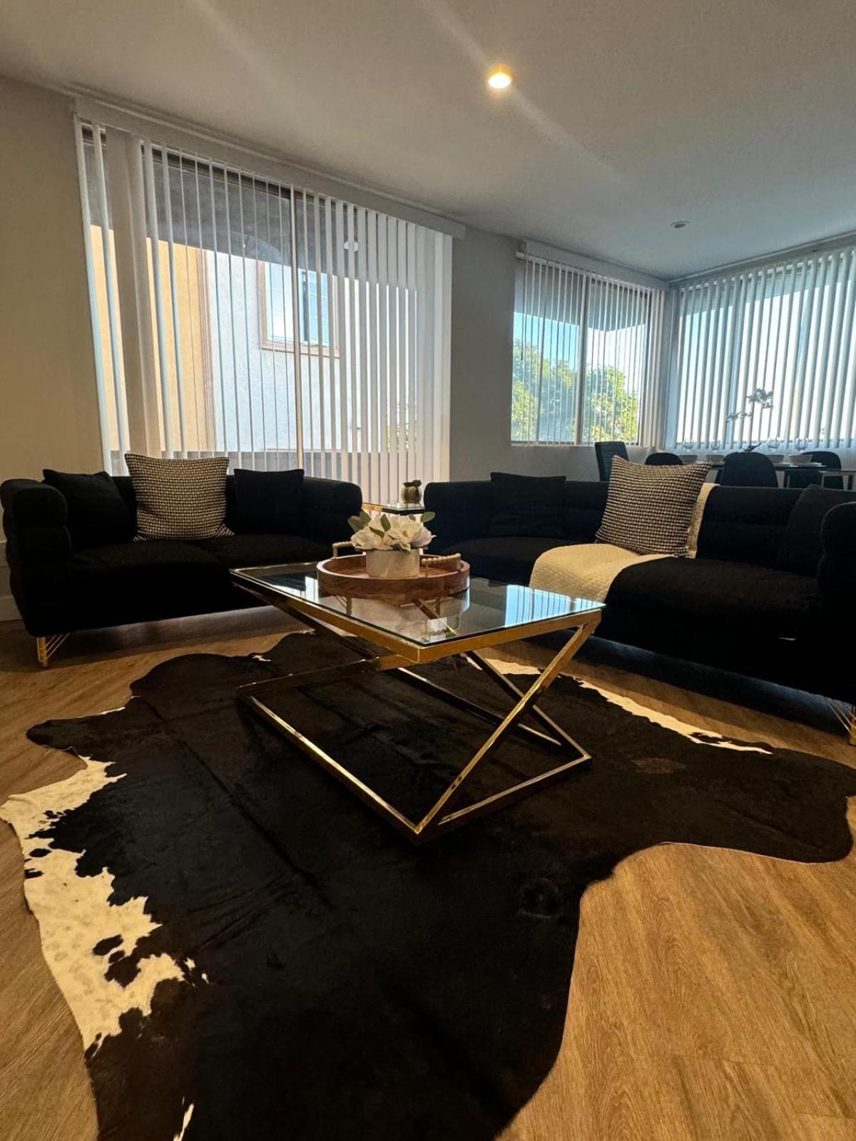 Incredible Two Bedroom Hollywood Apartments Free Parking Los Angeles Bagian luar foto