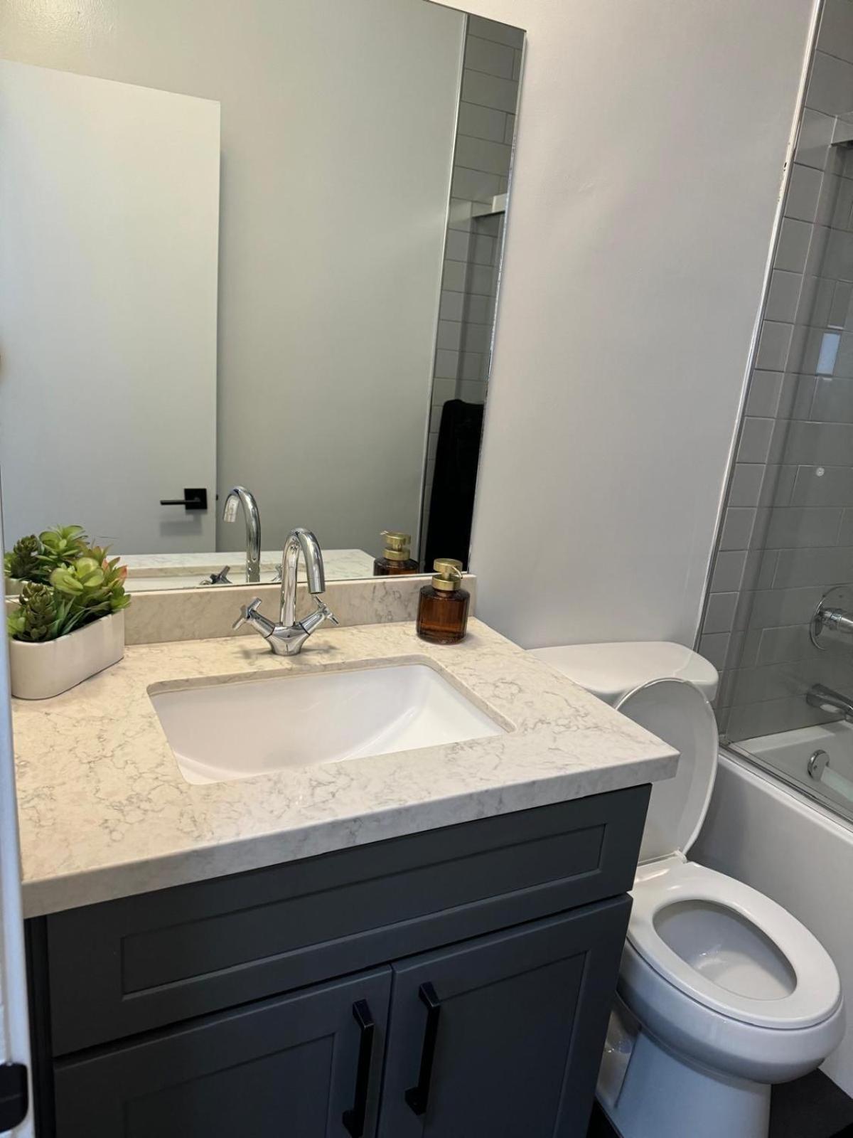 Incredible Two Bedroom Hollywood Apartments Free Parking Los Angeles Bagian luar foto