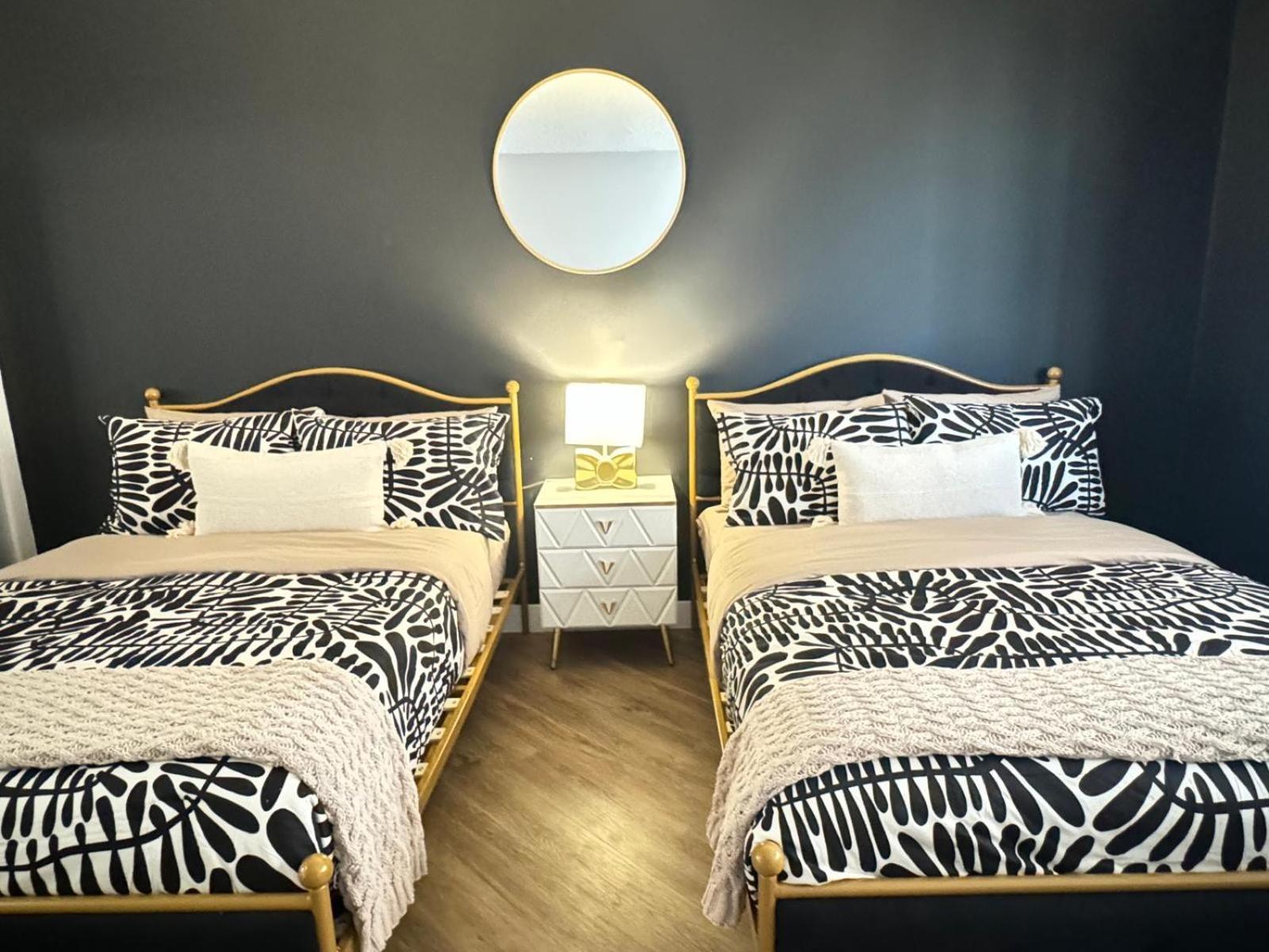 Incredible Two Bedroom Hollywood Apartments Free Parking Los Angeles Bagian luar foto