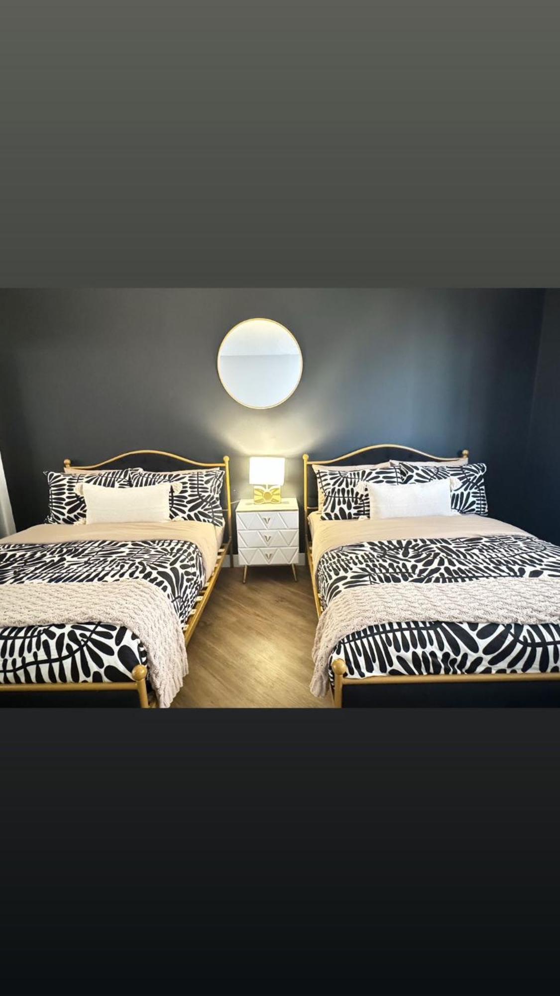 Incredible Two Bedroom Hollywood Apartments Free Parking Los Angeles Bagian luar foto