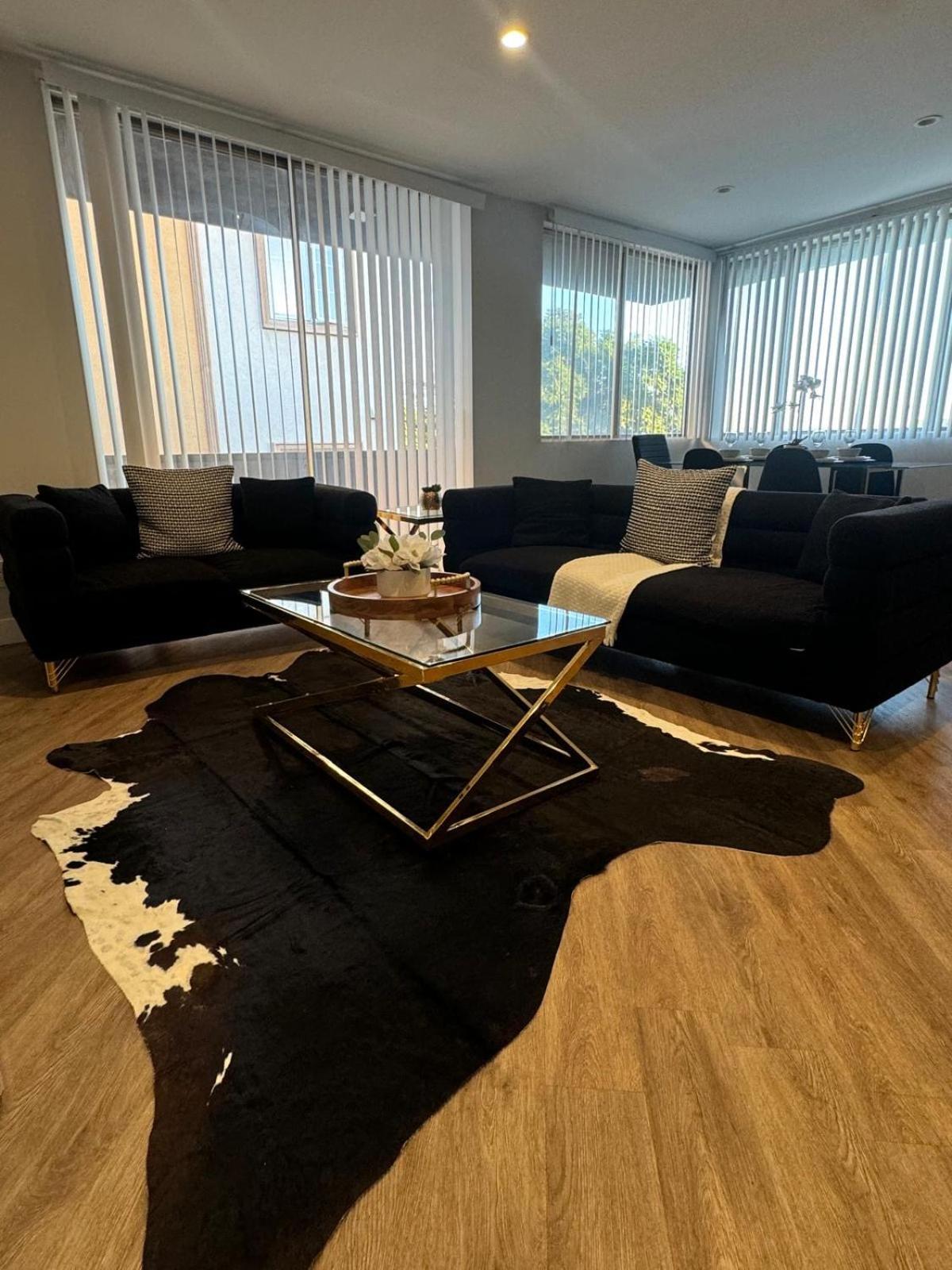 Incredible Two Bedroom Hollywood Apartments Free Parking Los Angeles Bagian luar foto